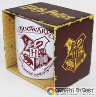 Harry Potter - Hogwarts Crest (Official Merchandise) (Кухоль) ― купити футболку в Україні, замовити футболку поштою, ціни, опис, фото футболок, купити кухлі, бейсболки, весна, кружки, рюкзаки, гаманці, літо, бандани, шкіряні вироби, осінь, джинси, кросівки, куртки, шорти, шапки, батніки, шкарпетки, зима, білизна, майки, сорочки, сумки, молодіжні аксесуари, вуличний стиль кежуал стайл | Інтернет-магазин футболок та іншого молодіжного одягу - GRAFFITI STREET - GraffitiStreet.Com.Ua