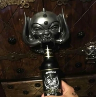 Motorhead - Snaggletooth (War Pig) (Official Merchandise) (Настінна Відкривачка Для Пляшок) ― купити футболку в Україні, замовити футболку поштою, ціни, опис, фото футболок, купити кухлі, бейсболки, весна, кружки, рюкзаки, гаманці, літо, бандани, шкіряні вироби, осінь, джинси, кросівки, куртки, шорти, шапки, батніки, шкарпетки, зима, білизна, майки, сорочки, сумки, молодіжні аксесуари, вуличний стиль кежуал стайл | Інтернет-магазин футболок та іншого молодіжного одягу - GRAFFITI STREET - GraffitiStreet.Com.Ua